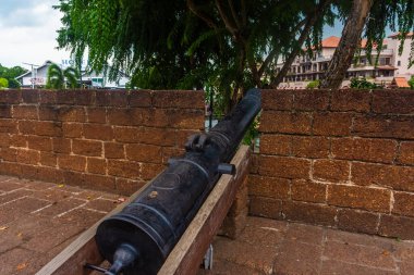 Malezya, Malacca Kalesi 'ne top atıldı.