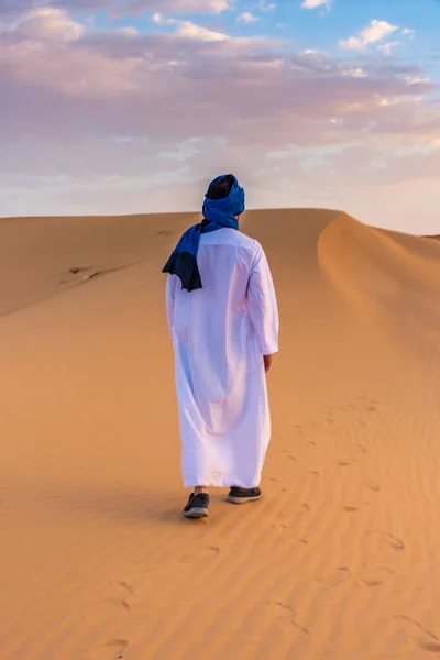 Homem Berbere Vestindo Roupas Tradicionais Tuareg Deserto Saara Amanhecer Merzouga — Fotografia de Stock