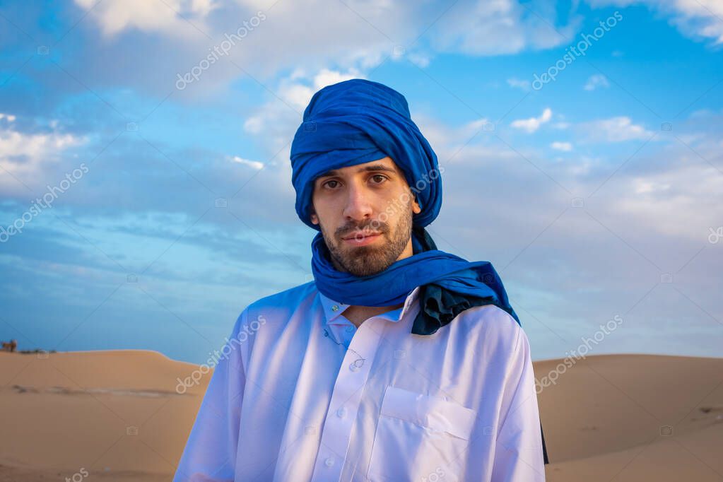 Hombre Bereber Vistiendo Ropa Tradicional Tuareg Desierto Del Sahara Amanecer Foto de stock stefano.zaccaria1704.gmail 363363972