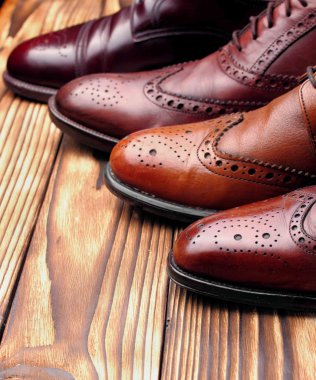 Moda klasik erkek tonları kahverengi oxford brogues cilalı. Seçici odak