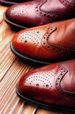 Moda klasik erkek tonları kahverengi oxford brogues cilalı. Seçici odak
