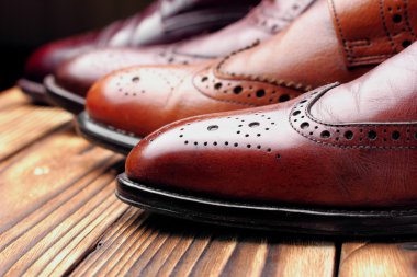 Moda klasik erkek tonları kahverengi oxford brogues cilalı. Seçici odak