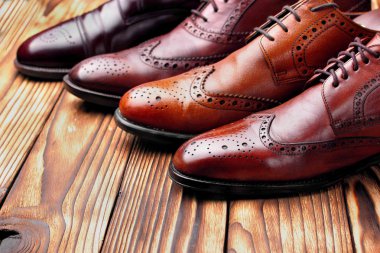 Moda klasik erkek tonları kahverengi oxford brogues cilalı. Seçici odak