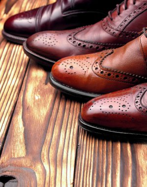 Moda klasik erkek tonları kahverengi oxford brogues cilalı. Seçici odak