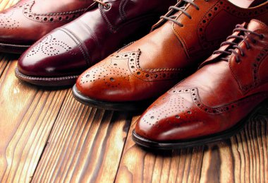 Moda klasik erkek tonları kahverengi oxford brogues cilalı. Seçici odak