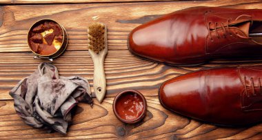 deri ayakkabı brogues ile ayakkabı bakım ayarlayın. Seçici focus.top görünümü