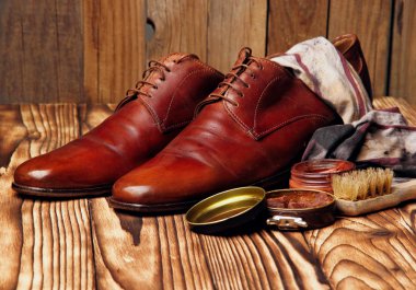 Shoescloth, fırçalar ve mum parlatma ayakkabı bakışta... Seçici odak