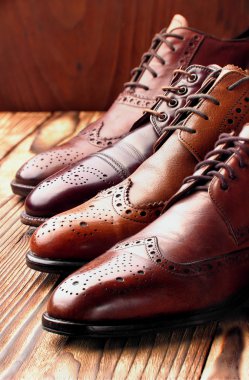 Moda klasik erkek tonları kahverengi oxford brogues cilalı.