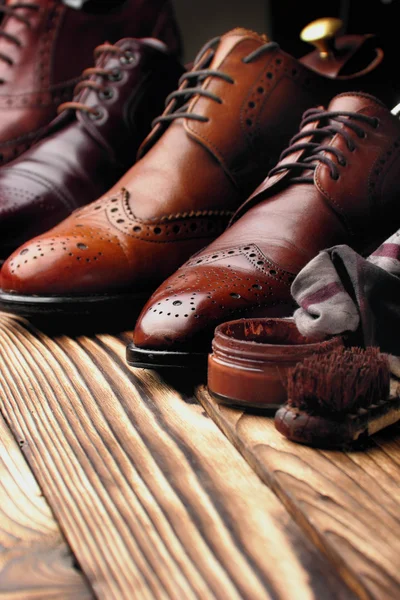 Brogues de sapatos de couro com conjunto de manutenção de sapatos.Foco seletivo — Fotografia de Stock