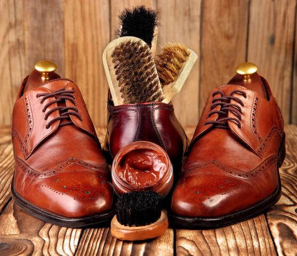 Brogues de zapatos de cuero con conjunto de mantenimiento de calzado. — Foto de Stock