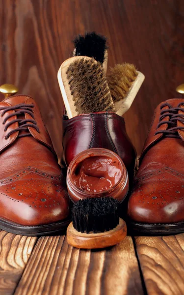 Scarpe in pelle spille con set di manutenzione scarpa. Focus selettivo — Foto Stock