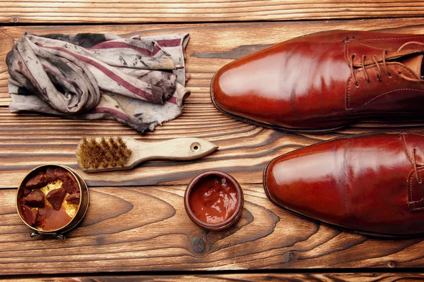 Kožené boty střevíce sadou údržby obuvi. Selektivní focus.top zobrazení — Stock fotografie