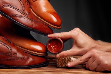 Dört ayak üzerinde bir tane kahverengi ayakkabı (brogues ve derby) 