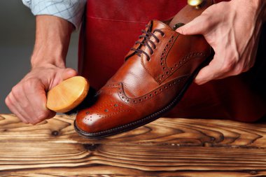 Dört ayak üzerinde bir tane kahverengi ayakkabı (brogues ve derby) 