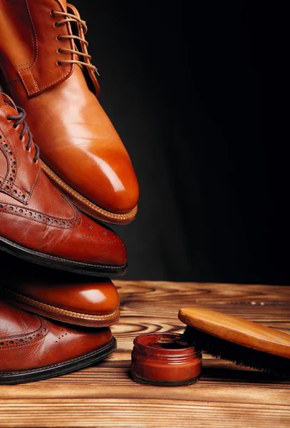 Quatre orteils un sur un de chaussures brunes (brogues et derby ) — Photo