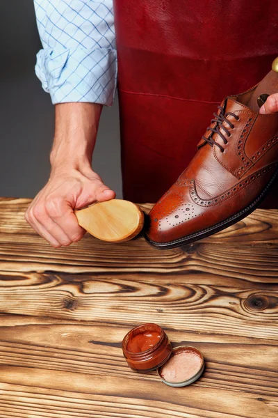 Четыре пальца на одном из коричневых ботинок (броги и дерби) ) — стоковое фото