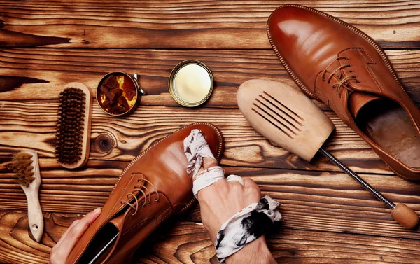 Обувь мастер полировки обуви с тканью (бычья обувь) (Glacage) .sh — стоковое фото