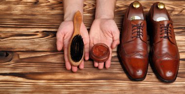 brogues ve krem ve elinde fırça