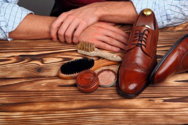 Ayakkabı usta eller, brogues, Ayakkabı fırçalar, krem. Seçici odak