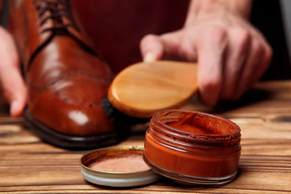 Κρέμα και παπούτσια χέρια master Καθαρίστε brogues defocusedselective fo — Φωτογραφία Αρχείου