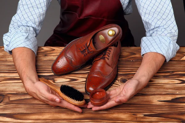 Brogues zapatos cepillos, crema y zapatos master hands.Selective fo — Foto de Stock