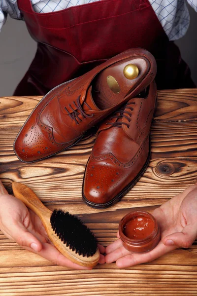 Brogues παπούτσια βούρτσες, κρέμα και παπούτσια πλοίαρχος χέρια. Επιλεκτική fo — Φωτογραφία Αρχείου