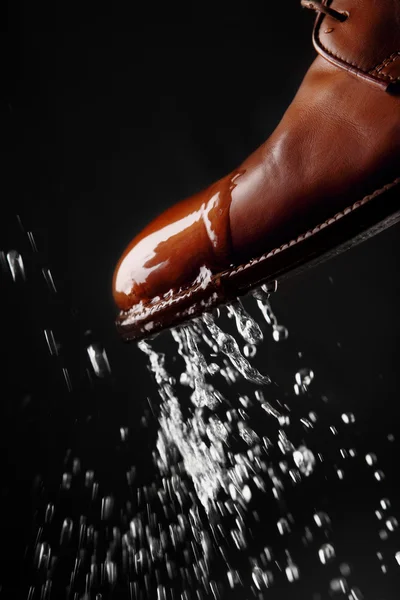 Шкіряне взуття водонепроникний захищений коричневий колір з краплями води — стокове фото