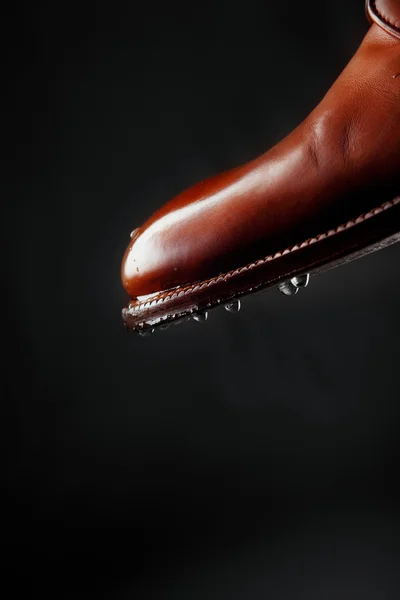 Skórzane buty wodoodporne chronione brązowy kolor z wody drople — Zdjęcie stockowe