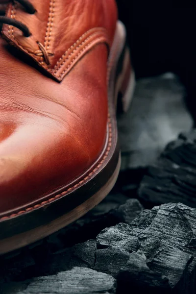 Взуття з коричневої шкіри крупним планом. На вугіллі — стокове фото