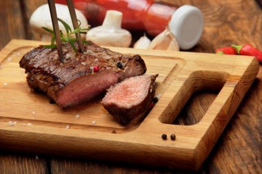 Sığır eti biftek çatalım üzerinde