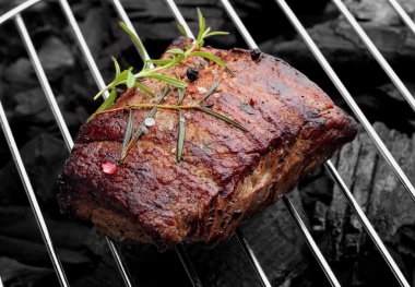 Izgarada biftek var.
