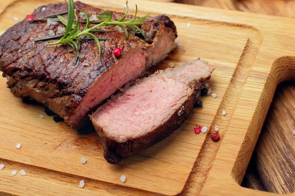 Nahaufnahme von Scheiben seltenen Filetsteaks. Selektiver Fokus — Stockfoto