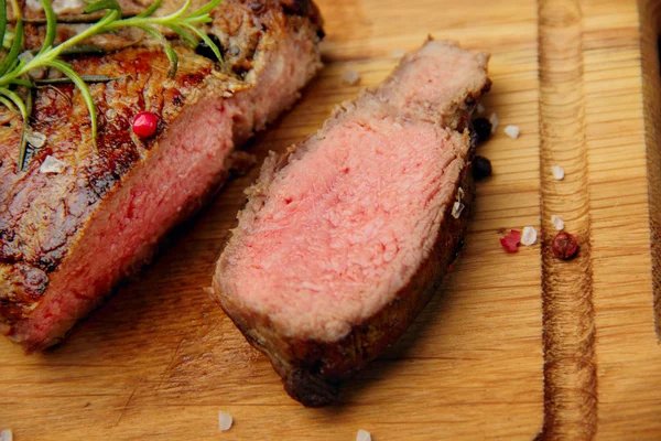 Nahaufnahme von Scheiben seltenen Filetsteaks. Selektiver Fokus — Stockfoto