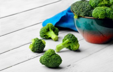 Brokoli üzerinde beyaz ahşap table.copy yer dağınık. Seçici odak