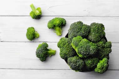 Brokoli üzerinde beyaz ahşap table.copy yer dağınık. Üstten Görünüm