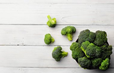 Brokoli üzerinde beyaz ahşap table.copy yer dağınık. Üstten Görünüm