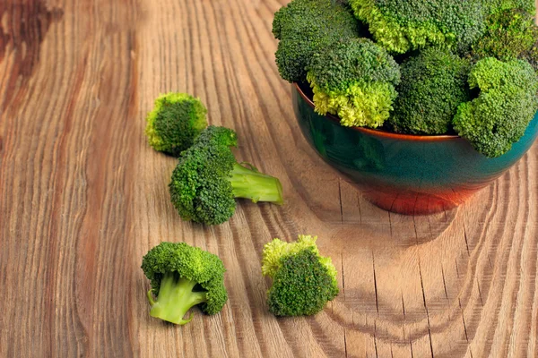 Здорова зелена органічна сировина Broccoli Готовий до приготування їжі. на дерев'яному столі. простір для копіювання — стокове фото