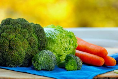 Çeşitli taze siste lahana, Çin lahanası ve brocolli ahşap masa üzerinde. Bokeh arka plan. Seçici odak