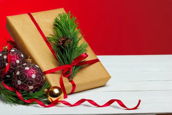 礼物和红色背景上的球。圣诞贺卡。红色背景 — 图库照片