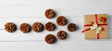 Ok biçiminden koni üzerinde ahşap masa düzeni Noel hediye kutusu