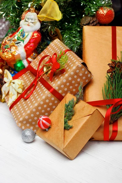 Scatole regalo con Babbo Natale - giocattolo - sfondo natalizio — Foto Stock