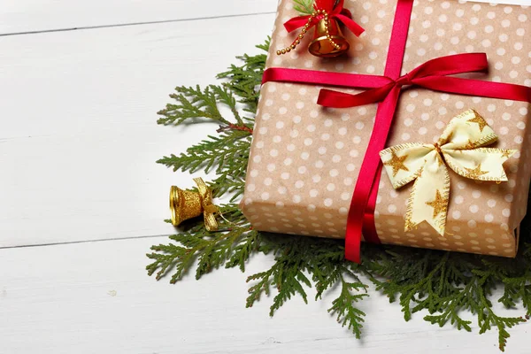 Rusztikus ajándék karácsonyi doboz. Másolja a hely. Fából készült background.bells — Stock Fotó