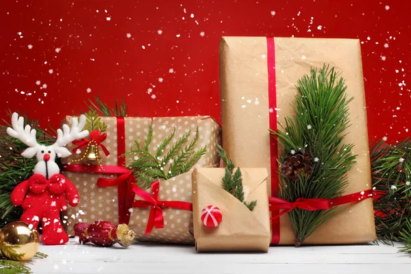 Karácsonyi összetétele díszdobozban és dekoráció. Piros háttér — Stock Fotó