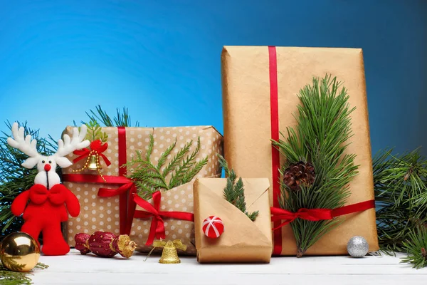 Vánoční složení krabičky a dekorace. Modré pozadí — Stock fotografie