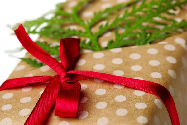 Gift parcel box with red ribbon bow, isolated on white closeup — Stock Photo, Image