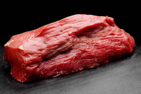 Carne fresca e crua. Pedaço inteiro de carne vermelha pronto para cozinhar na grelha ou churrasqueira. Fundo blackboard preto — Fotografia de Stock