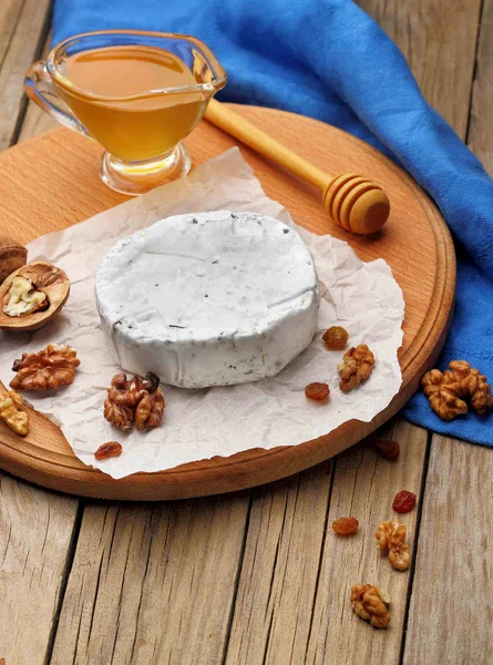 卡门培尔奶酪和干酪奶酪坚果香料与蜜的木制背景上。意大利食品. — 图库照片