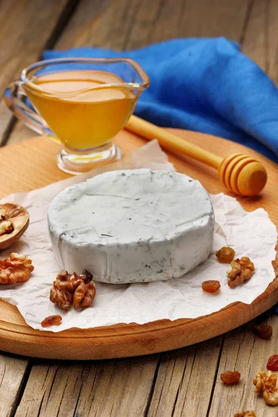 Camembert och brie ost på trä bakgrund med nötter kryddor och honung. Italiensk mat. — Stockfoto