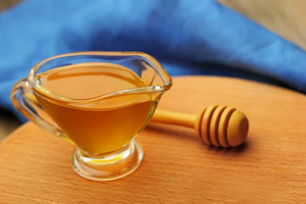 Miel natural fresca con cuchara de miel en una mesa vintage rústica de madera.enfoque deslizante —  Fotos de Stock