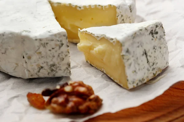 Camembert a brie sýr na dřevěné pozadí s ořechy koření. Detailní .selective zaměření — Stock fotografie